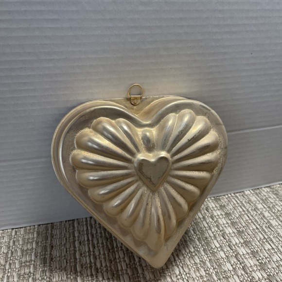 Vintage Heart Cake Mold Pan‎ Fluted Valentine's Day Baking Kitchen Decor - Picture 4 of 9